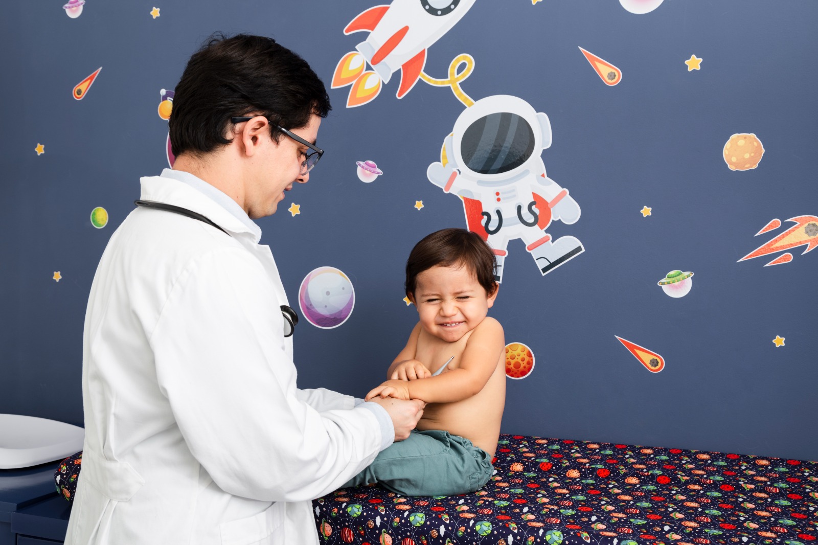 Médico analisando uma criança